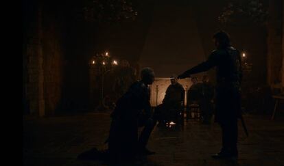 <p>Momento: Jaime ordenando caballera a Brienne. </p><p>¿Por qué? Lo resume muy bien el salvaje. Le pregunta a Brienne si no es caballero y cómo puede ser que no lo sea, ella contesta que las mujeres no pueden serlo. "¿Quién lo dice?", replica él. "La tradición", contesta ella. "¡Puta tradición!", sentencia el salvaje. Y la tradición queda rota en esa habitación, justo antes de la batalla, con un montón de señores aplaudiendo el nuevo título de Brienne, caballera de los Siete Reinos, que, además, da nombre al capítulo (eso sí, en castellano lo han traducido como caballero y no como caballera).