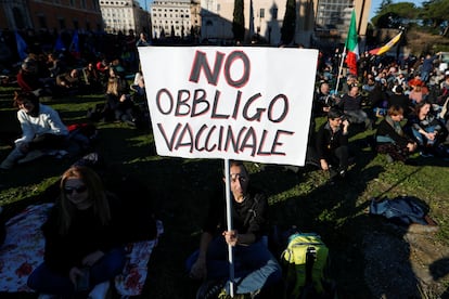 Un manifestante, en una protesta contra el Gobierno italiano por las normas de vacunación, el sábado.