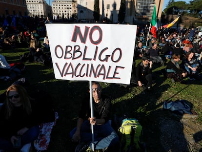 Un manifestante, en una protesta contra el Gobierno italiano por las normas de vacunación, el sábado.