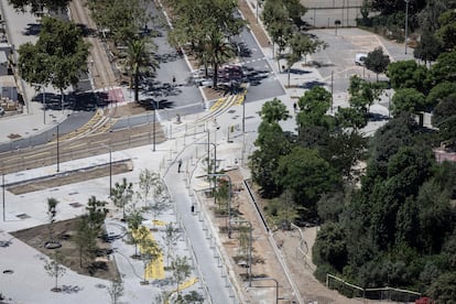 En la imagen, una vista del nuevo tramo del carril bici desde el Mirador Torre Glòries.