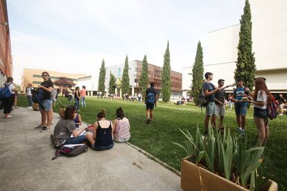 Alumnos en el campus de la Universidad de Valladolid.