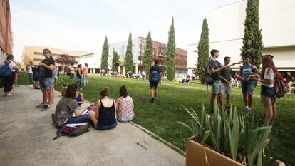 Alumnos en el campus de la Universidad de Valladolid.
