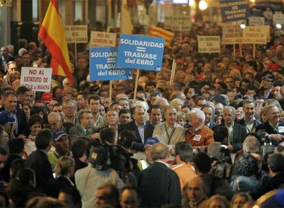 Dirigentes agrarios y polticos, en la cabecera de la manifestacin celebrada ayer en Elche.