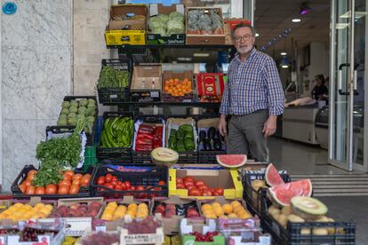 Juan Francisco Gordillo en la frutería de Sevilla de la que es propietario.