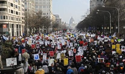 Los manifestantes marchan por la Avenida de Pensilvania, en Washington.