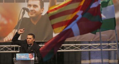 Arnaldo Otegi, en Elgoibar tras quedar libre.