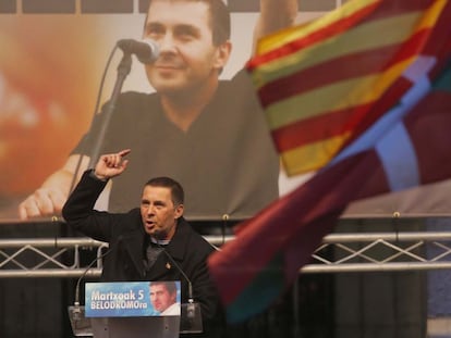 Arnaldo Otegi, en Elgoibar tras quedar libre.