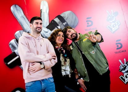 De izquierda a derecha, los cantantes Melendi, Rosario Flores y Antonio Orozco en la presentación de La Voz Kids, el 17 de abril de 2018, en Madrid (España).