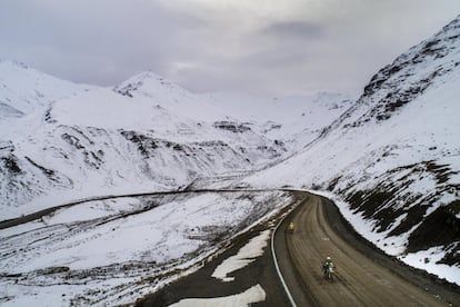 Dos motociclistas circulan por la autopista Dalton a través del paso de montaña Atigun Pass que cruza la cordillera Brooks, en Alaska (EE.UU.).