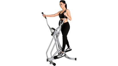 Esta máquina plegable para hacer ejercicio soporta hasta 100 kg de peso.