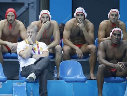 Los jugadores españoles junto a uno de los técnicos durante el partido ante Montenegro.