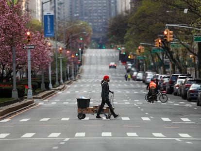 Un repartidor de Amazon cruza Park Avenue, en Nueva York. GETTY