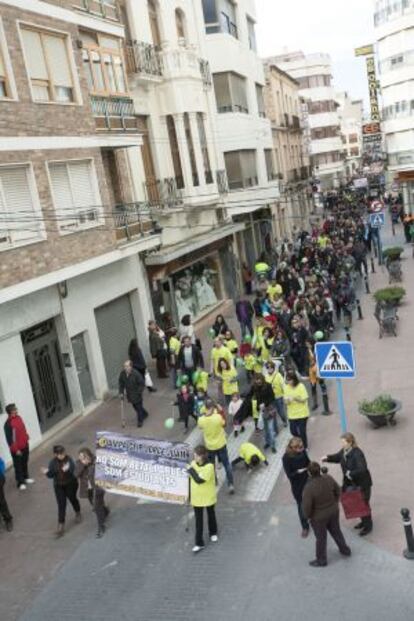 Cabeza de la manifestación contra la supresión de unidades escolares en Novelda en febrero de 2014.