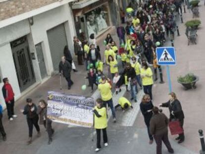 Cabeza de la manifestación contra la supresión de unidades escolares en Novelda en febrero de 2014.