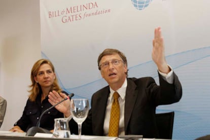 La Infanta Cristina junto al copresidente de la Fundación Bill y Melinda Gates Bill Gates en un acto organizado por el Instituto de Salud Global de Barcelona en Cosmocaixa.