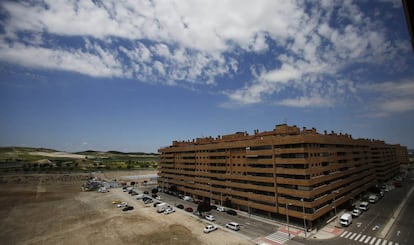 Urbanización El Quiñón, en Seseña, con el antiguo vertedero de neumáticos al fondo, el pasado jueves.