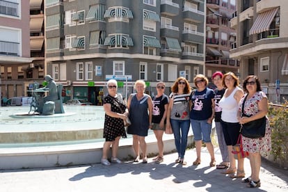 Isabel Matute y Marisol Pérez (4ª y 5ª desde la der.), con otras seis aparadoras de la asociación, al lado de la estatua que representa el sector en Elche.