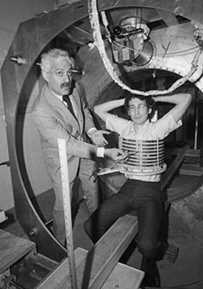 Raymond Damadian (izquierda) muestra su máquina en julio de 1977.