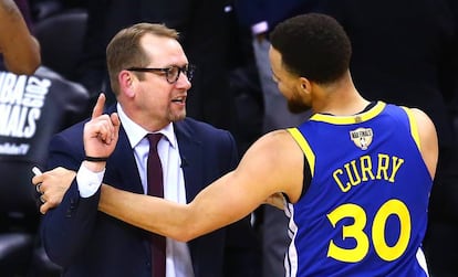 Nick Nurse habla con Stephen Curry