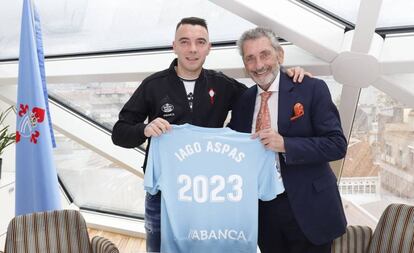 Iago Aspas y el presidente del Celta, Carlos Mouriño, posan tras la renovación del futbolista.