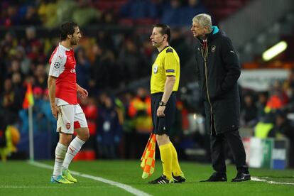 Mathieu Flamini del Arsenal habla con el entrenador Arsene Wenger.