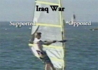 Un anuncio electoral muestra a Kerry haciendo windsurf y cambiando de opinión según la dirección del viento.