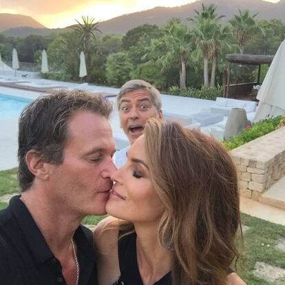 George Clooney arruinó otro romántico momento entre Cindy Crawford y su marido. En agosto de 2015, Rande Gerber y el actor estaban en Ibiza por negocios con su marca de tequila, Casamigos, y cuando la modelo quiso inmortalizar el atardecer en la isla balear el actor decidió formar parte de ese momento.