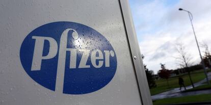 Logotipo de Pfizer en una oficina de Dublín (Irlanda). 