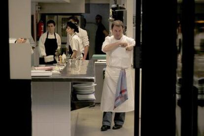 Martín Berasategui, a la derecha, con algunos de los cocineros de Santo, su restaurante en Sevilla.