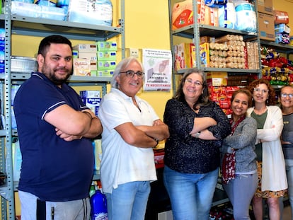 María del Carmen Casahorrán (tercera por la izquierda) y algunos de los voluntarios de la asociación posan frente a los donativos hechos por los vecinos.