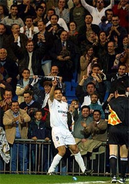 Morientes celebra su primer gol con la grada.