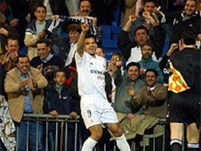 Morientes celebra su primer gol con la grada.