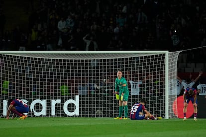 Los jugadores del Barça se lamentan tras el gol cuarto gol del PSG este martes en el Estadio Olímpico Lluís Companys.