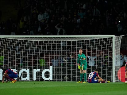 Los jugadores del Barça se lamentan tras el gol cuarto gol del PSG este martes en el Estadio Olímpico Lluís Companys.