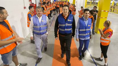 Pedro, Alejandro and Cristian are applauded by Amazon employees.