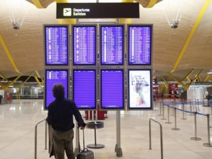 Un pasajero en la Terminal 4 en Barajas.