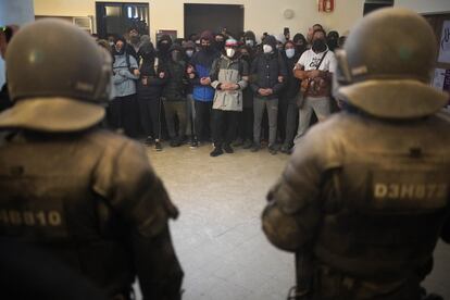 El grupo de activistas rodea a Hasél para dificultar su arresto. La detención de Hasél es por el cumplimiento de una condena a nueve meses de prisión por los delitos de enaltecimiento del terrorismo e injurias a la Corona, pena que será más alta porque la condena incluía una multa que el rapero se ha negado a pagar.