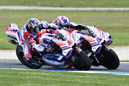 Johann Zarco, a la izquierda, adelanta a Jorge Martín en un momento de la carrera de MotoGP en el circuito australiano de Philip Island.