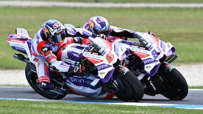 Johann Zarco, a la izquierda, adelanta a Jorge Martín en un momento de la carrera de MotoGP en el circuito australiano de Philip Island.