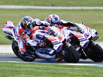 Johann Zarco, a la izquierda, adelanta a Jorge Martín en un momento de la carrera de MotoGP en el circuito australiano de Philip Island.