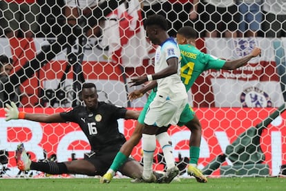 El inglés Bukayo Saka marca el tercer gol de su selección ante la infructuosa del portero sengalés Edouard Mendy, 