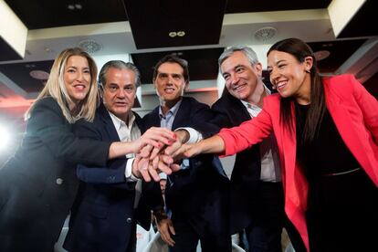 El presidente de Ciudadanos y candidato a la presidencia del Gobierno, Albert Rivera (centro), en el encuentro 'Economía en marcha' junto al líder de esta formación en el Parlamento Europeo, Luis Garicano (2d), el candidato al Congreso por Madrid Marcos de Quinto (2i), la diputada por Valencia de Ciudadanos María Muñoz (i) y Marina Bravo (d), la Secretaría de Programas y Áreas Sectoriales de Ciudadanos.