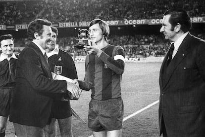Johan Cruyff recibe el Balón de Oro en el Camp Nou, antes del duelo ante el Lazio en 1975.