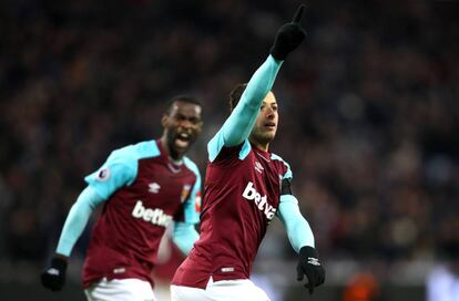 Chicharito celebra su quinto gol.