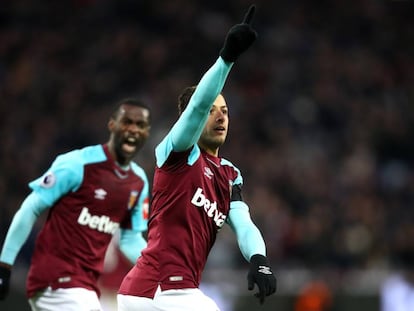 Chicharito celebra su quinto gol.