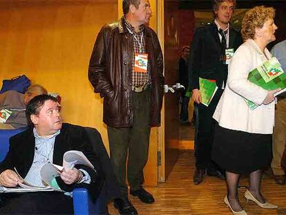 Iñaki Galdós (sentado) observa a la presidenta del partido, Begoña Errazti, en un momento del congreso.