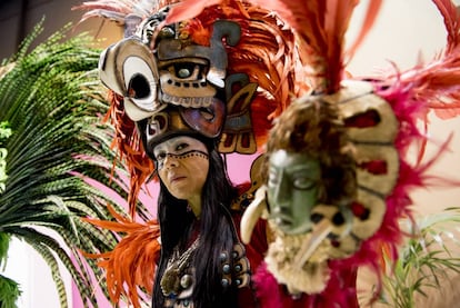 Chac-Mol (Dios de la lluvia), Guacamaya, la Reina Roja (en la foto),y Halach Uinik, el Rey Supremo, dan la bienvenida a lo visitantes en el expositor del Hotel Xcaret, junto al gran estand de México. Junto a ellos, un guerrero jaguar completa el pintoresco recibimiento.