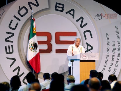 El presidente de México, López Obrador, durante su intervención en la 85 Convención Bancaria en Acapulco (Guerrero), este jueves.