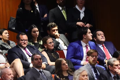 La familia del expresidente López Obrador: José Ramón López Beltrán, Beatriz Gutiérrez Müller, Jesús Ernesto López Gutiérrez, y Andrés Manuel López Beltrán, durante la toma de protesta de la presidenta Claudia Sheinbaum. 