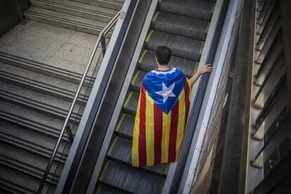 Un hombre con una &#039;estelada&#039; sale del metro en Barcelona el 11 de septiembre